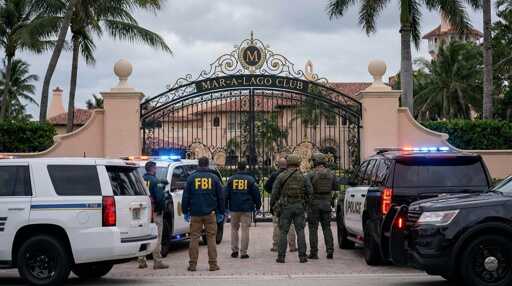 FBI agents and police vehicles at the entrance of Mar-a-Lago Club