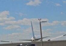 Video: United flight clips light pole before landing at Newark airport | NewsNation Prime