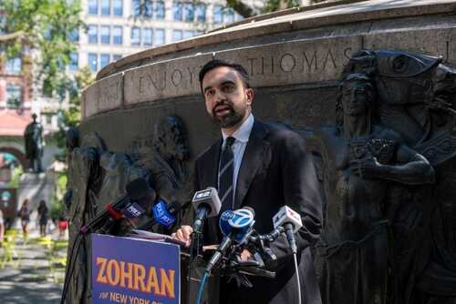 Nyc,Mayoral,Candidate,Zohran,Mamdani,Speaks,At,A,Press,Briefing A man giving a speech at a podium in a city park